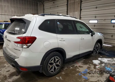 2021 Subaru Forester Premium z USA, uszkodzony, nr VIN JF2SKAFC6MH490124